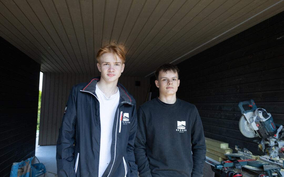 Ung arbeidskraft på lag med erfarne tømrere